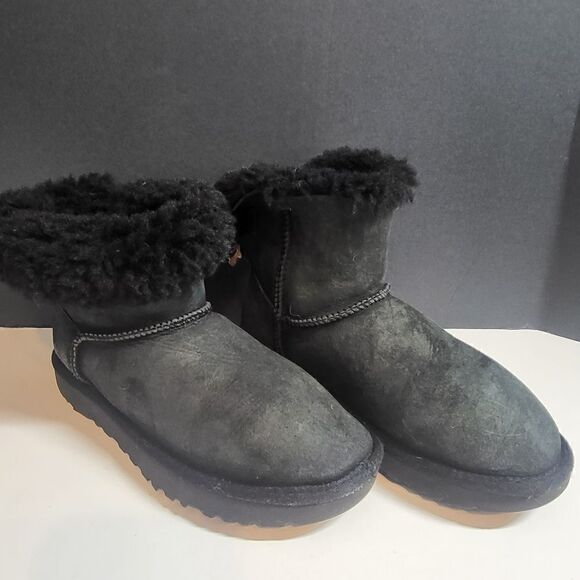 Ugg Women's Deep Green Short Ankle Boots - Picture 1 of 10